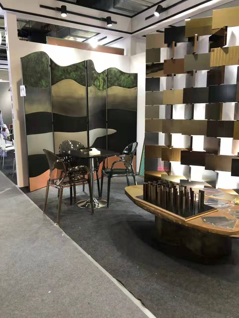 Stainless steel screen and various decoration product at the Guangzhou Exhibition in 2021.